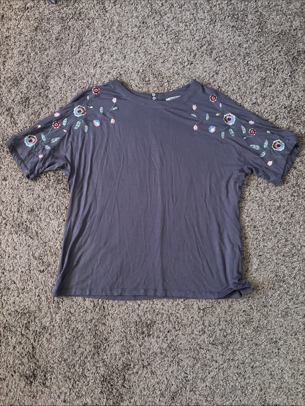Jodifl Boho Embroidered Shoulder Floral Tee in Slate Gray S